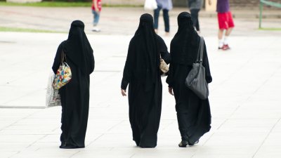 Португалия забрани носенето на бурки и никаби на обществени места