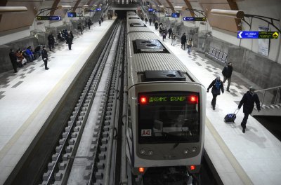 Жена намери голяма сума пари в метрото и издири собственика във Фейсбук 