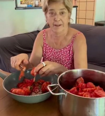 Катето Евро затваря зимнина, вместо да се пече на плажа (ВИДЕО)