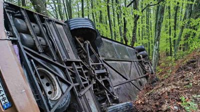На косъм от трагедия: Двуетажен автобус с 84 души катастрофира на "Тракия"