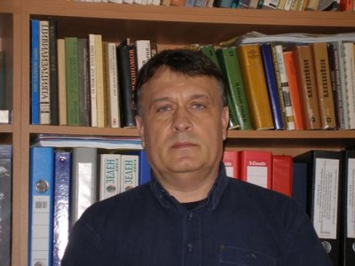 Просветният министър: Младежите ни са блуждаещи атоми с телефони в ръце