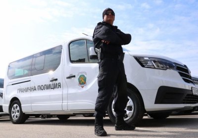 Заловиха микробус с група незаконни мигранти в Странджа