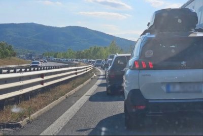 Огромно задръстване блокира движението на АМ "Струма"