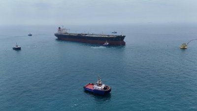 Търговски кораб бе ударен от снаряд на излизане от Ормузкия проток