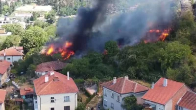 Голям пожар избухна в Белоградчик (ВИДЕО)