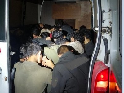 Заловиха микробус с група незаконни мигранти в Странджа