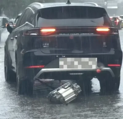 MADE IN CHINA: Двигателят на кросоувър BYD Tang падна в движение