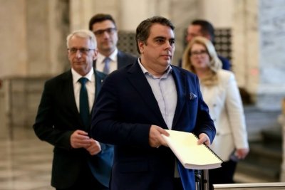Асен Василев пак размаха пръст на Радев
