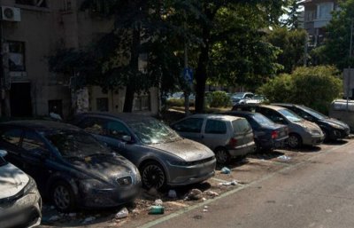 Мъж залива с фекалии автомобили и ги троши на пъпа на Бургас
