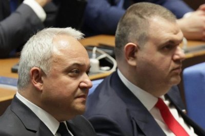 Пак дъвчат полетите на Пеевски, Демерджиев размаха пръст на прокуратурата