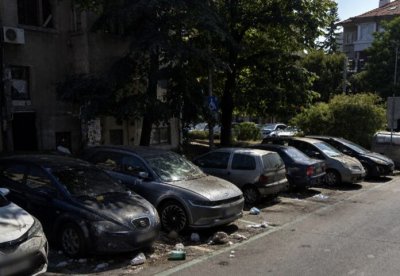 Мъж залива с фекалии автомобили и ги троши на пъпа на Бургас