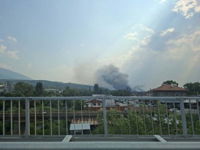 Пожар гори край Дупница, близо е до магистрала "Струма"
