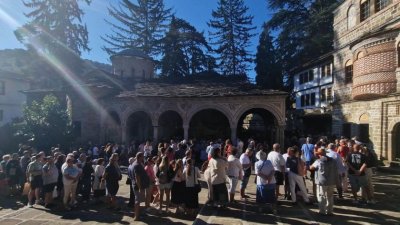 Президентът се помоли в Троянския манастир навръх Успение Богородично 