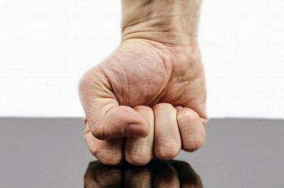 Мъж удари баща си с дървен прът по главата