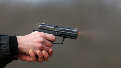 Рецидивист насочи пистолет срещу мъж в столично заведение