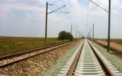 Влак дерайлира край Горна баня, релсите се разширили заради жегите