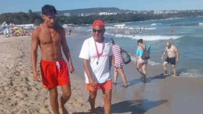 Морски герой: Кое е момчето с червения бански, спасило 10 души на плажа във Варна?