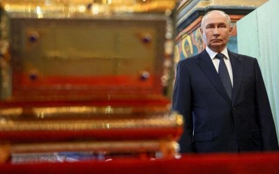 Путин се поклони пред мощите на легендарен руски княз (СНИМКИ)