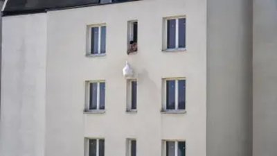Опасна гледка в София: чували летят от шестия етаж