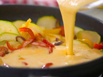 Миш-маш с чушки, тиквички и яйца (+ жълто сирене)