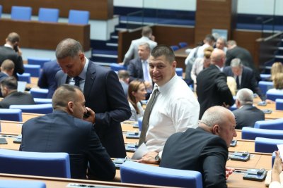 Спряха си ваканцията: Депутатите се събраха на извънредно заседание