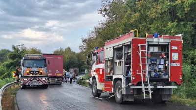 Два тира се удариха челно в Луковитско, хеликоптер отведе един от шофьорите