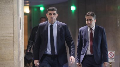 Така ли става? ДБ може да не подкрепи Гюров? 