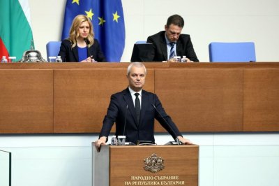 Костадинов атакува правителството за ремонта на Паметника на свободата на връх Шипка