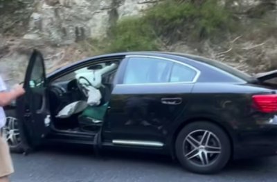 Кола се вряза в паднали скали на Креснесското дефиле (СНИМКИ)