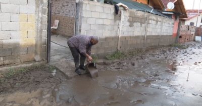 Потопът в Пещера на косъм да погълне бебе, чупили са прозорци, за да го спасят 