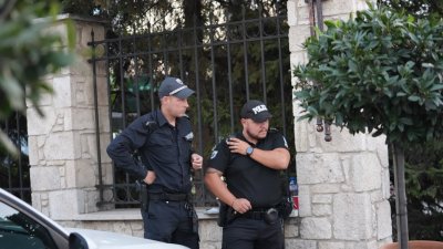 Мистериозният заглушител: ДАНС откри тайни коридори и тунел, които свързват ресторанта с къща от комплекса