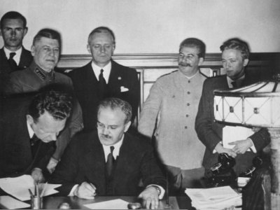 На 23 август 1939 г. Хитлер и Сталин си поделиха Източна Европа