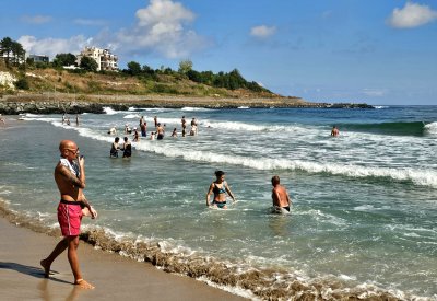 Пълна безотговорност: Морето гъмжи от хора при червен флаг (СНИМКИ)