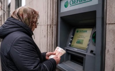 Руснаците си теглят парите от банките от страх