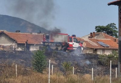 Пожар край жп гарата в Сливен (СНИМКИ)