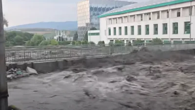 Стара река отнесе мъж, издирват го