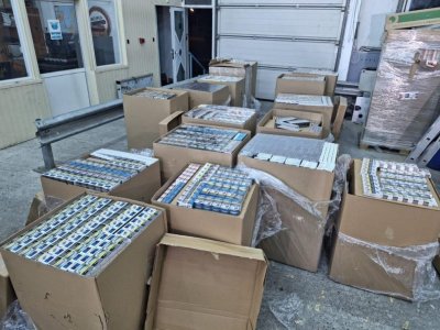 Задържаха 719 000 къса цигари, укрити между възглавници в български камион