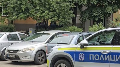 Издирван престъпник се барикадира в мазе в Сливен и замеря полицаи с буркани 