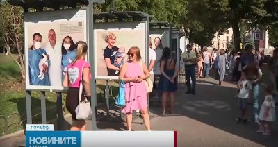 Фотографии разказват за недоносени бебета пред Народния театър