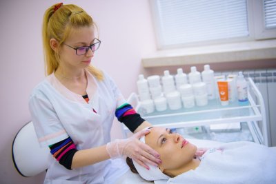 Обучението за медицински козметици се мести от колежите в гимназиите?