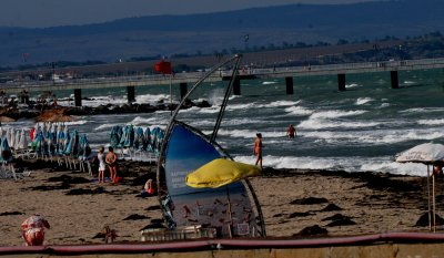 Жестока трагедия край Ахтопол: Жена се удави в бурното море, издирват и мъж, влязъл с нея