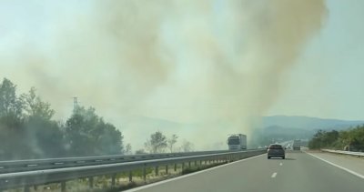 Пожар пламна на АМ "Тракия" край Пазарджик
