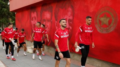 Стартовите състави на ЦСКА и ОФИ Крит