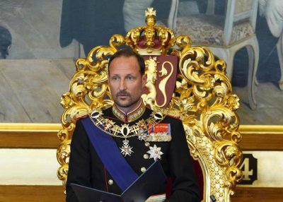 Само няколко часа след полагане на клетвата: Крал Хокон Осми откарал спешно съпругата си в болница