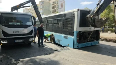 Градски рейс пропадна в огромна дупка в Пловдив (СНИМКИ)