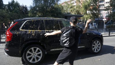 Яйца и домати по депутати, сблъсъци с полицията пред парламента в Тирана