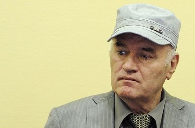 Хиляди изпращат Ратко Младич в последния му път 