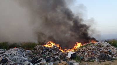 Гори незаконно сметище край Мездра