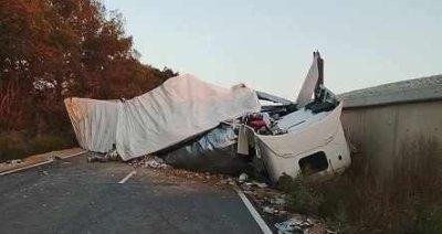 Ауди без номера се вряза в ТИР край Ружинци и избяга, камионът се обърна