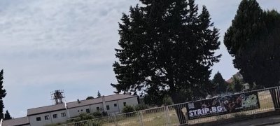 БЛАЖИШ ЛИ, ПОПЕ? Наш манастир рекламира стриптийзьорки